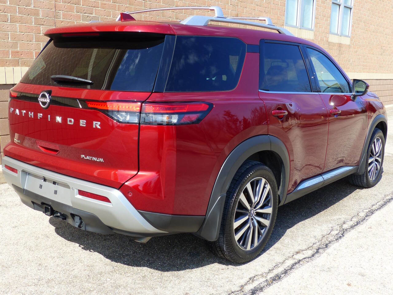 Used 2022 Nissan Pathfinder Platinum w/ Cargo Package FWD image 10