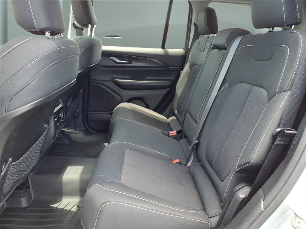 Used 2023 Jeep Grand Cherokee Laredo AWD/4WD image 18