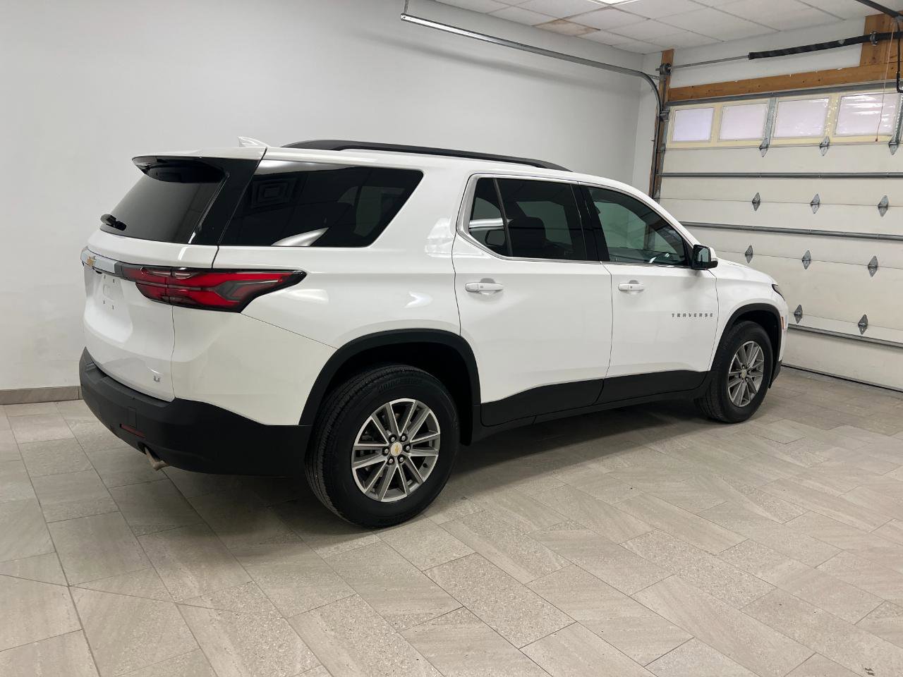 Used 2023 Chevrolet Traverse LT FWD image 13