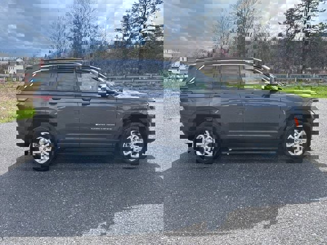 Used 2025 Jeep Grand Cherokee Laredo w/ Luxury Tech Group I image 5