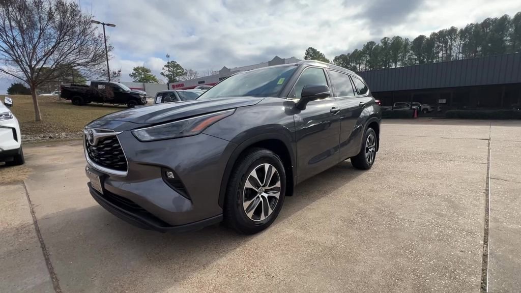 Used 2022 Toyota Highlander XLE AWD/4WD image 2