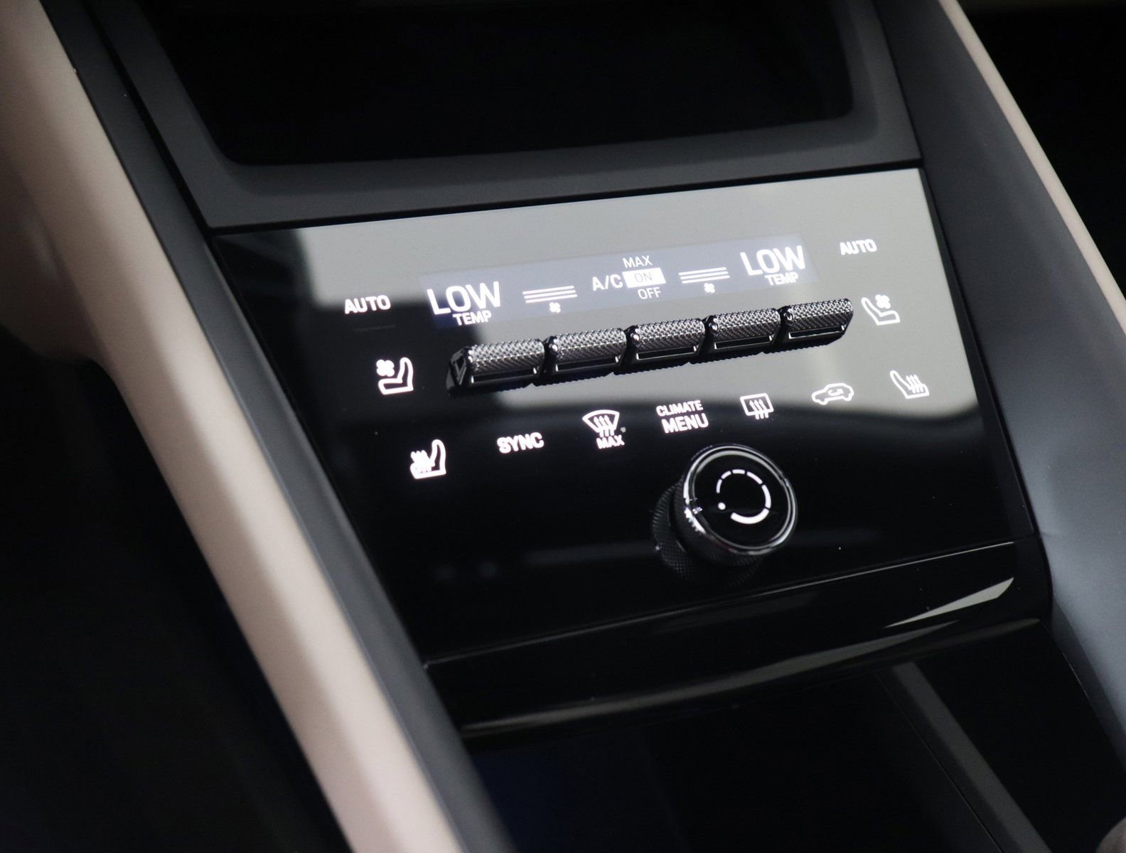 Certified 2025 Porsche Macan Electric RWD image 34