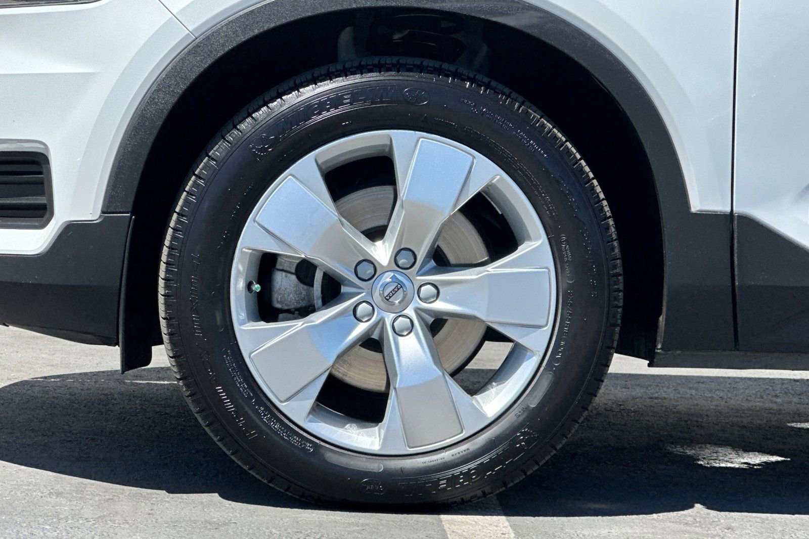 Used 2022 Volvo XC40 T5 Momentum image 25