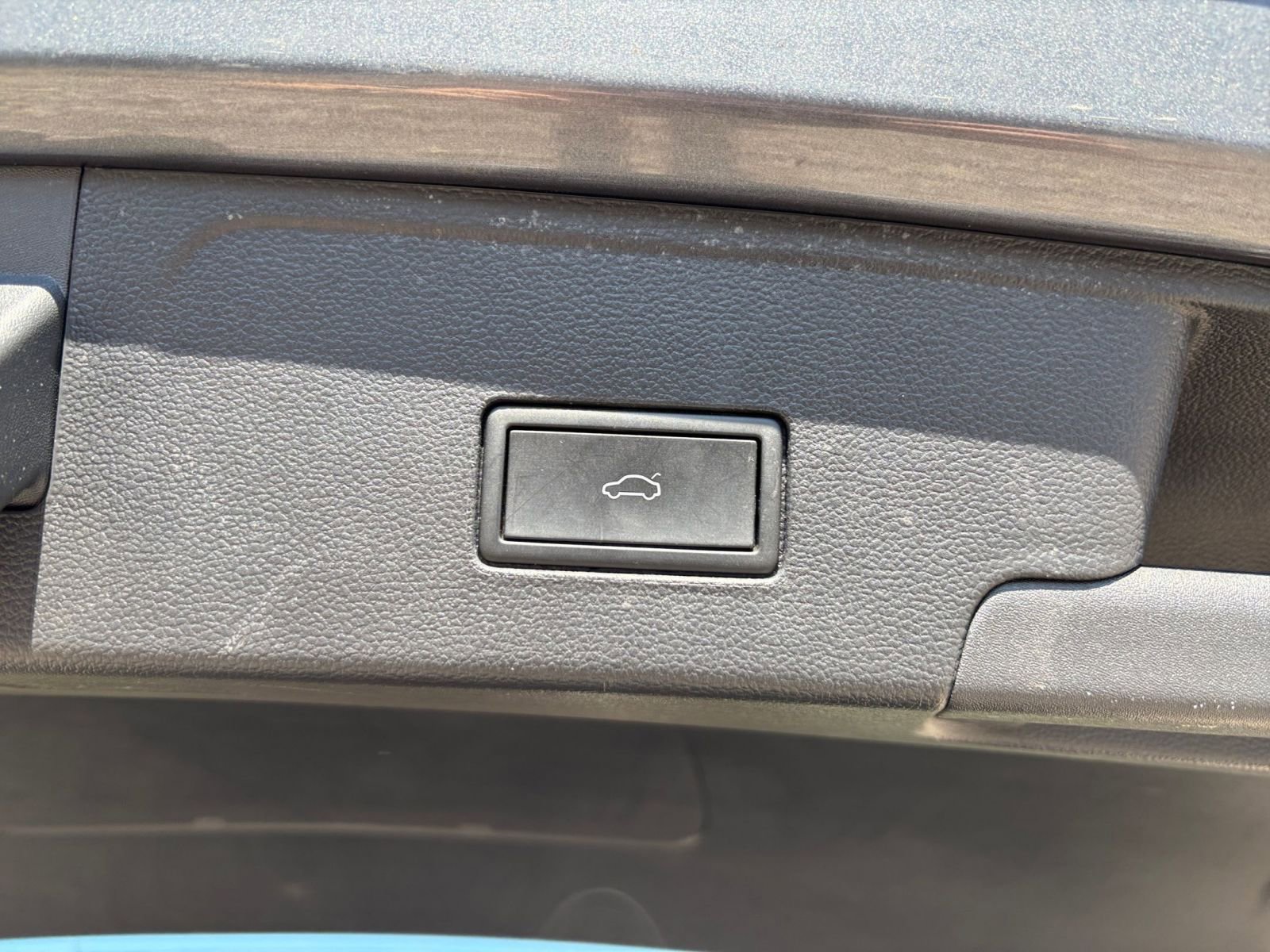 Used 2025 Volkswagen Atlas Cross Sport SE image 24