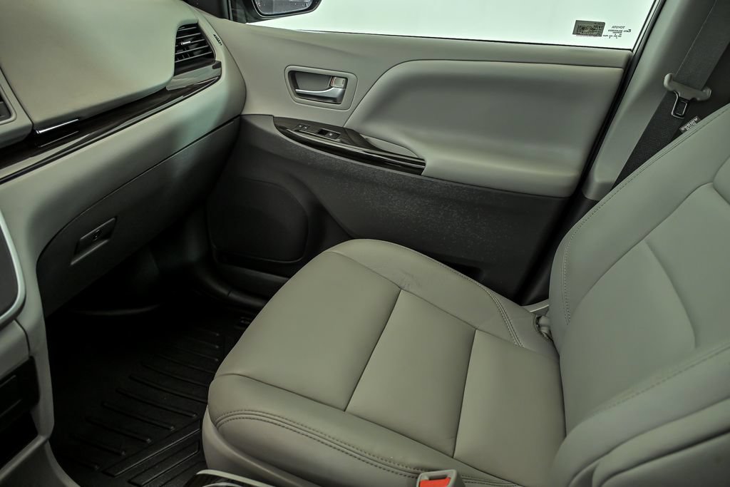 Used 2020 Toyota Sienna XLE FWD image 24