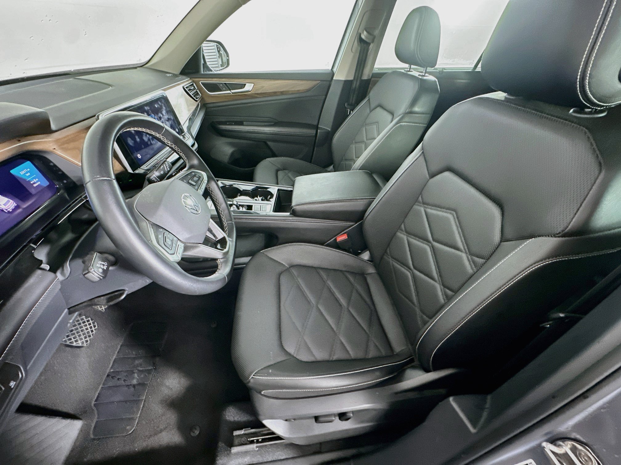 Used 2025 Volkswagen Atlas SE AWD/4WD image 13