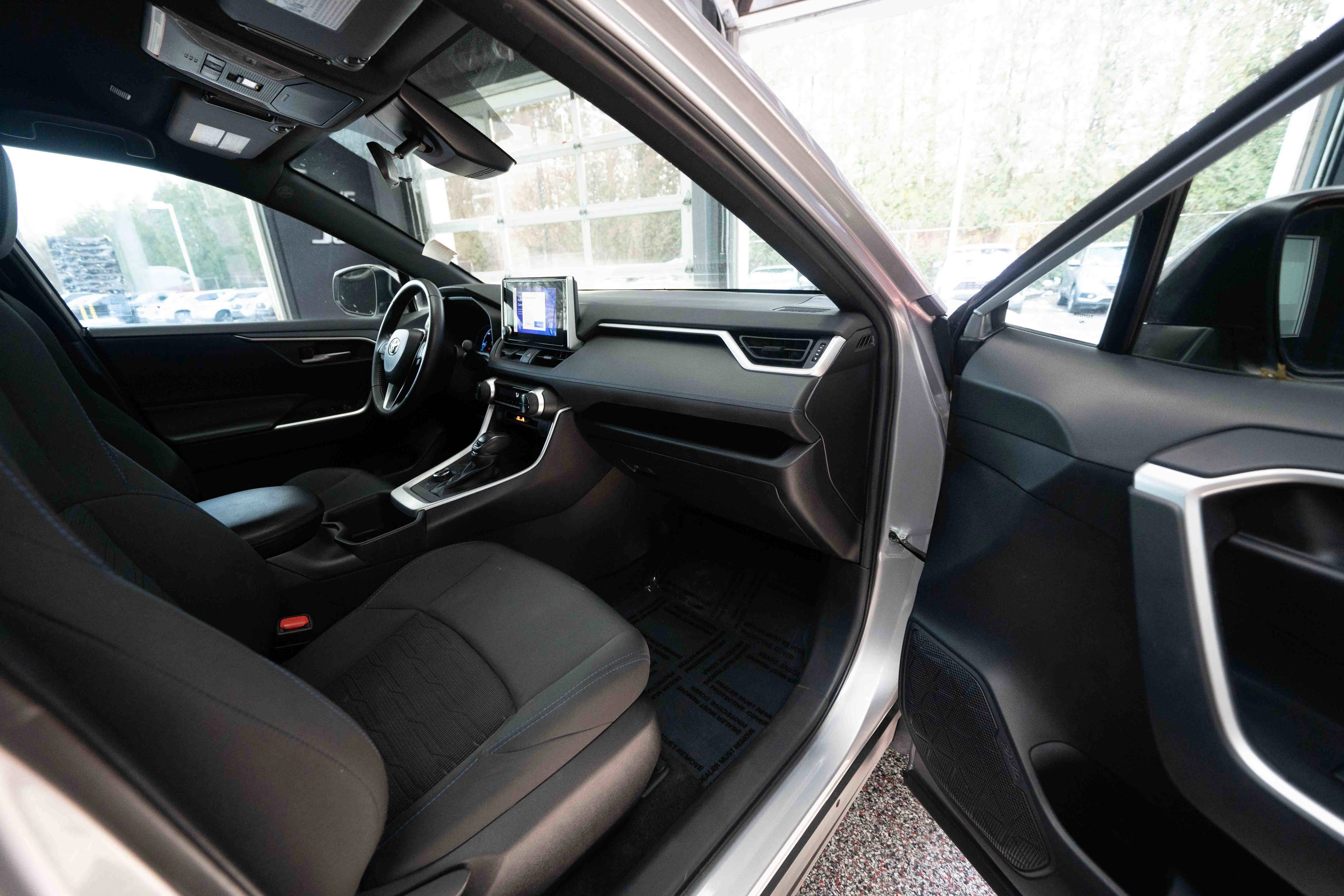 Used 2023 Toyota RAV4 SE image 27