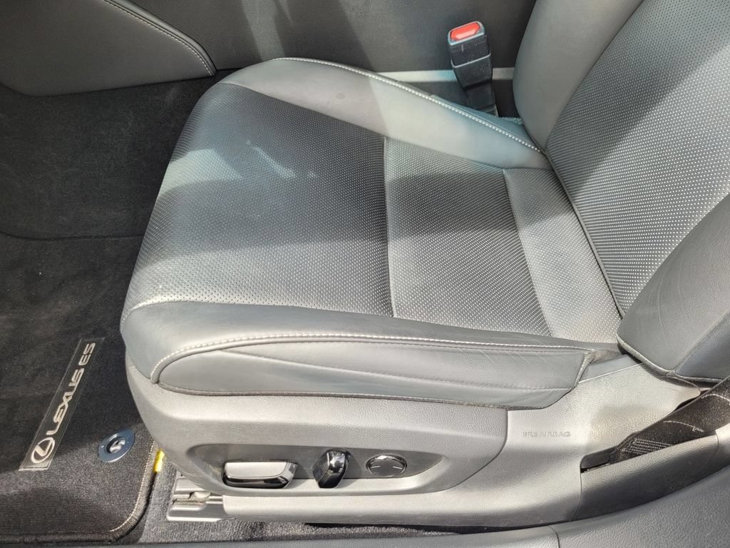 Used 2022 Lexus ES 300h w/ Premium Package FWD image 17