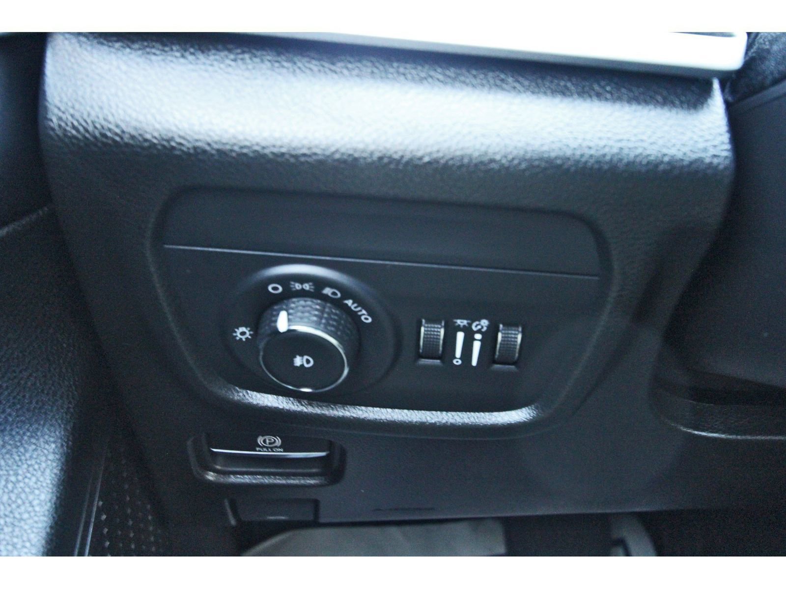 Used 2025 Jeep Grand Cherokee Limited w/ Luxury Tech Group II RWD image 18