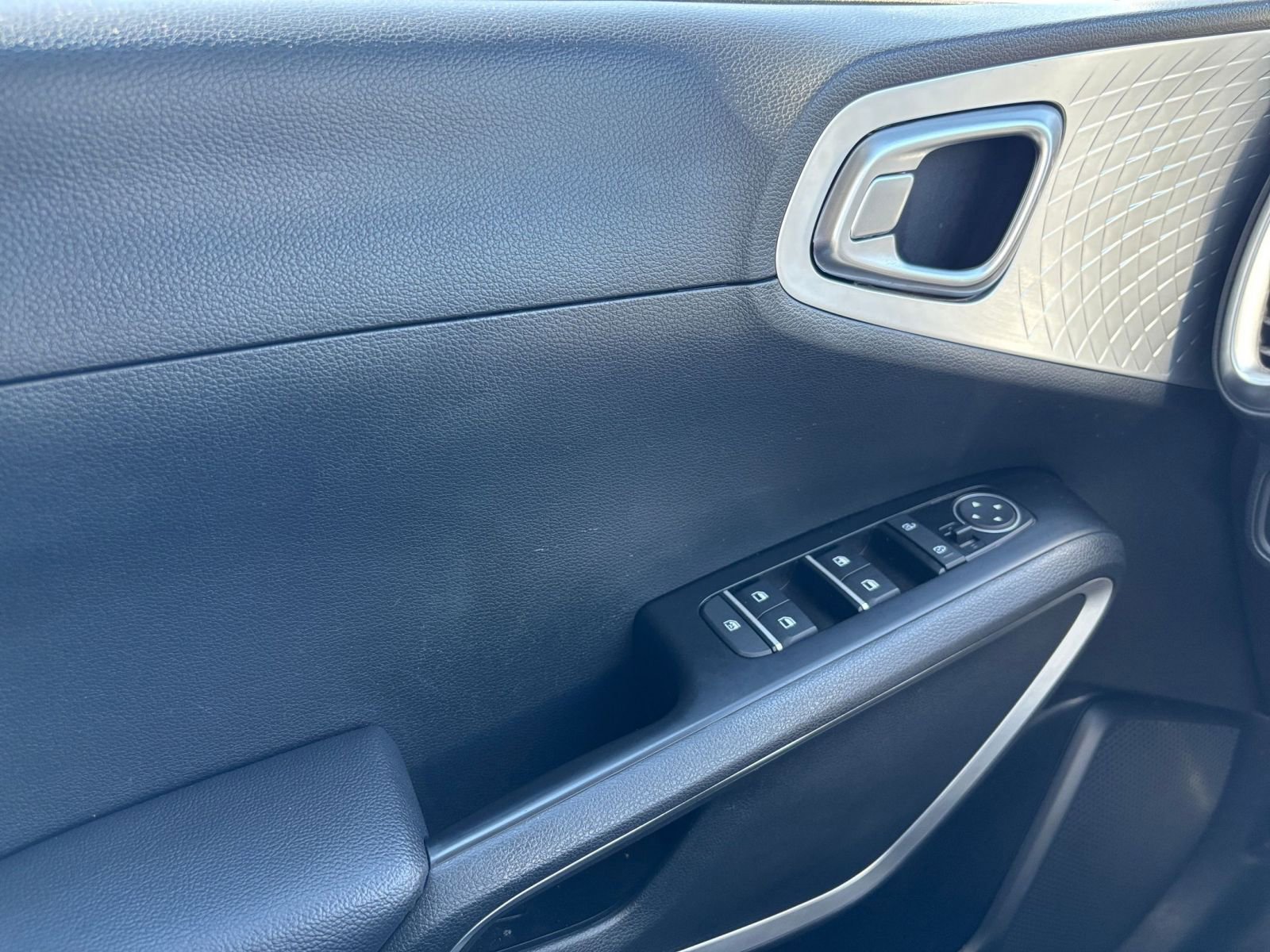 Used 2025 Kia Soul LX w/ LX Technology Package FWD image 18