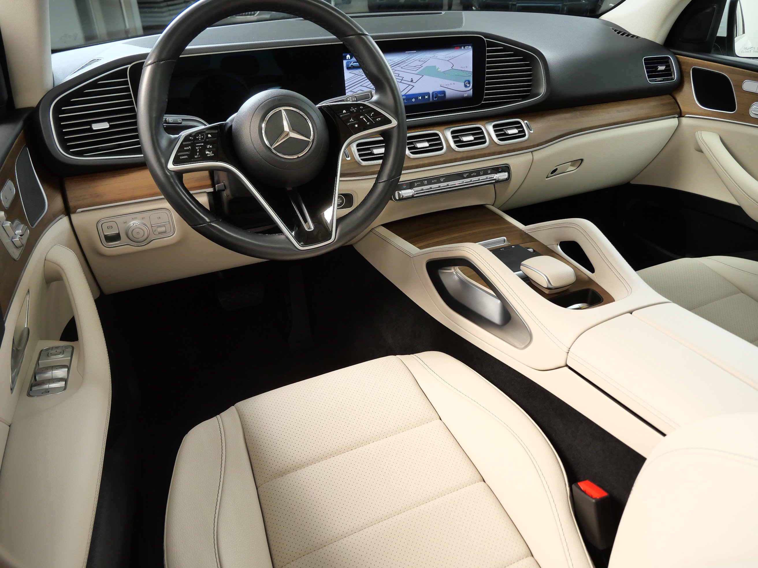 Certified 2025 Mercedes-Benz GLE 450e 4MATIC w/ Driver Assistance Package image 2