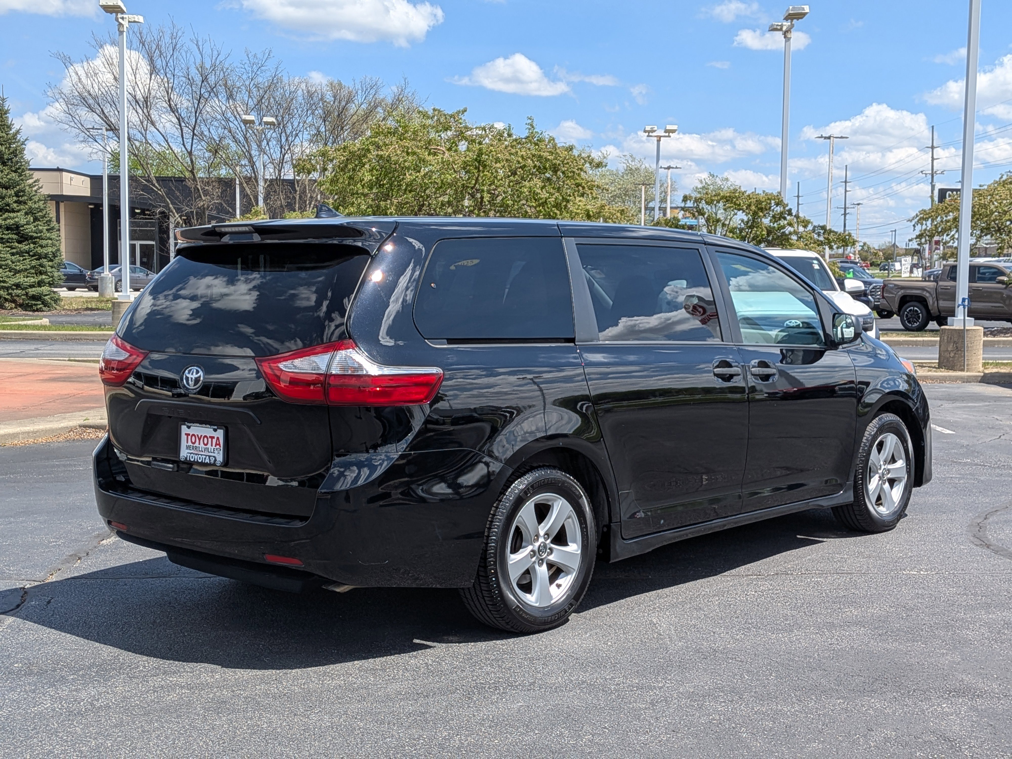 Used 2019 Toyota Sienna L w/ Carpet Mat Package FWD image 8