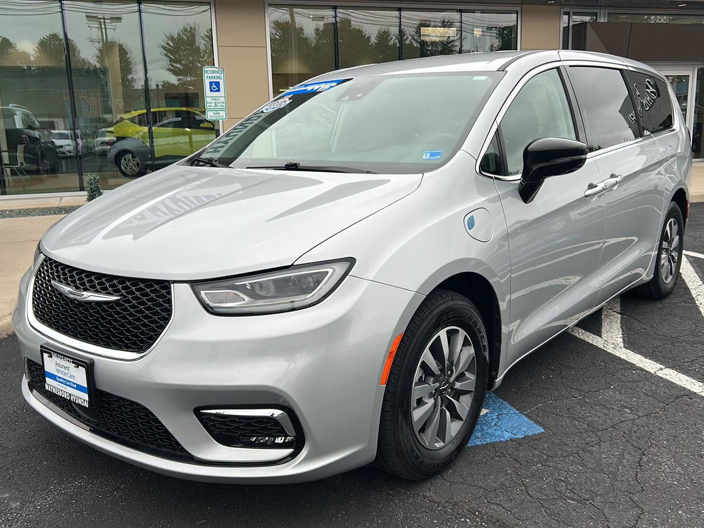 Used 2024 Chrysler Pacifica Limited FWD image 2