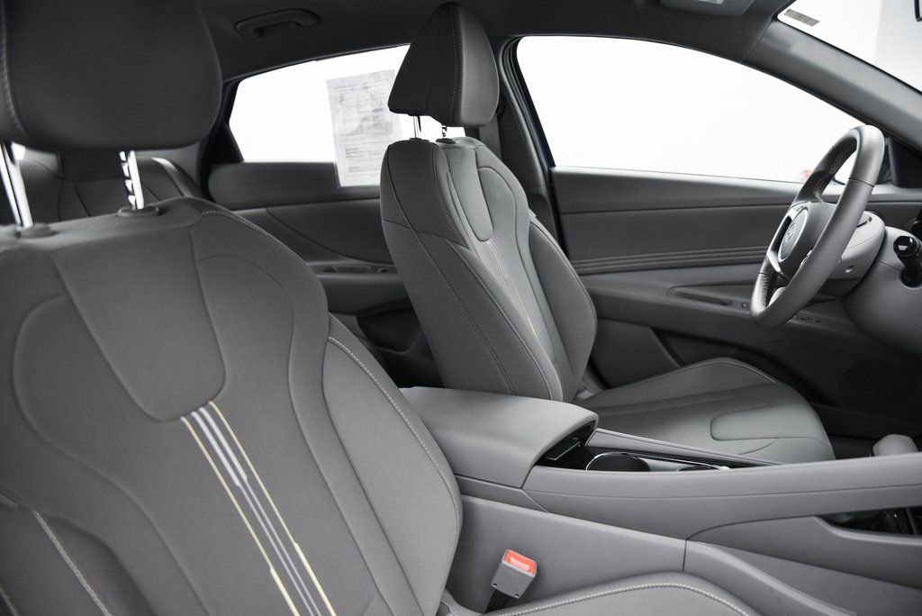 Used 2025 Hyundai Elantra SEL image 17