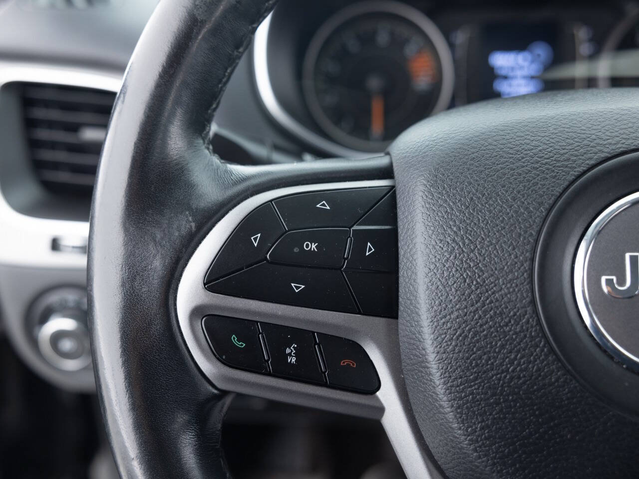 Used 2019 Jeep Cherokee Latitude Plus w/ Cold Weather Group FWD image 37