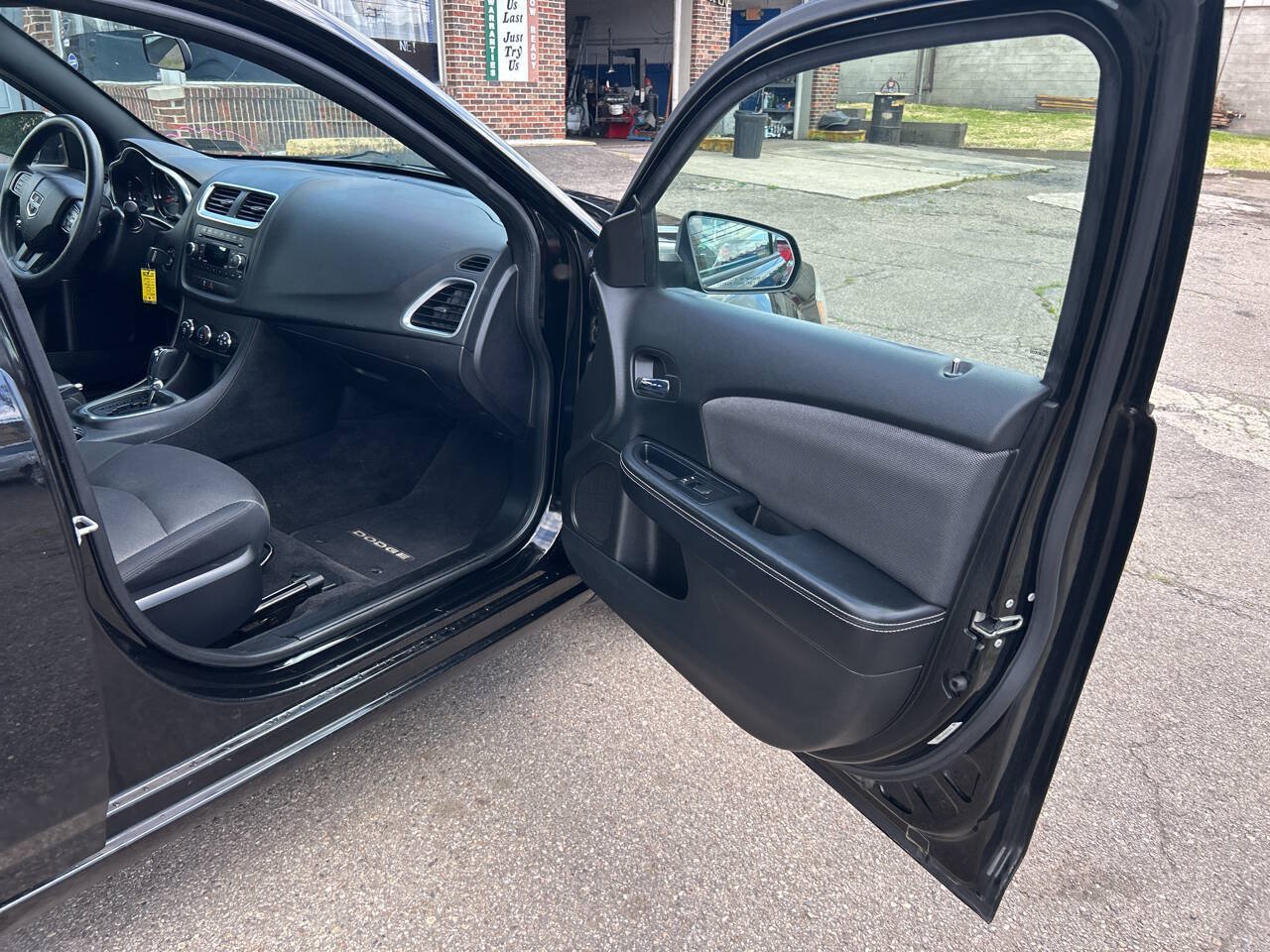 Used 2014 Dodge Avenger SE FWD image 22