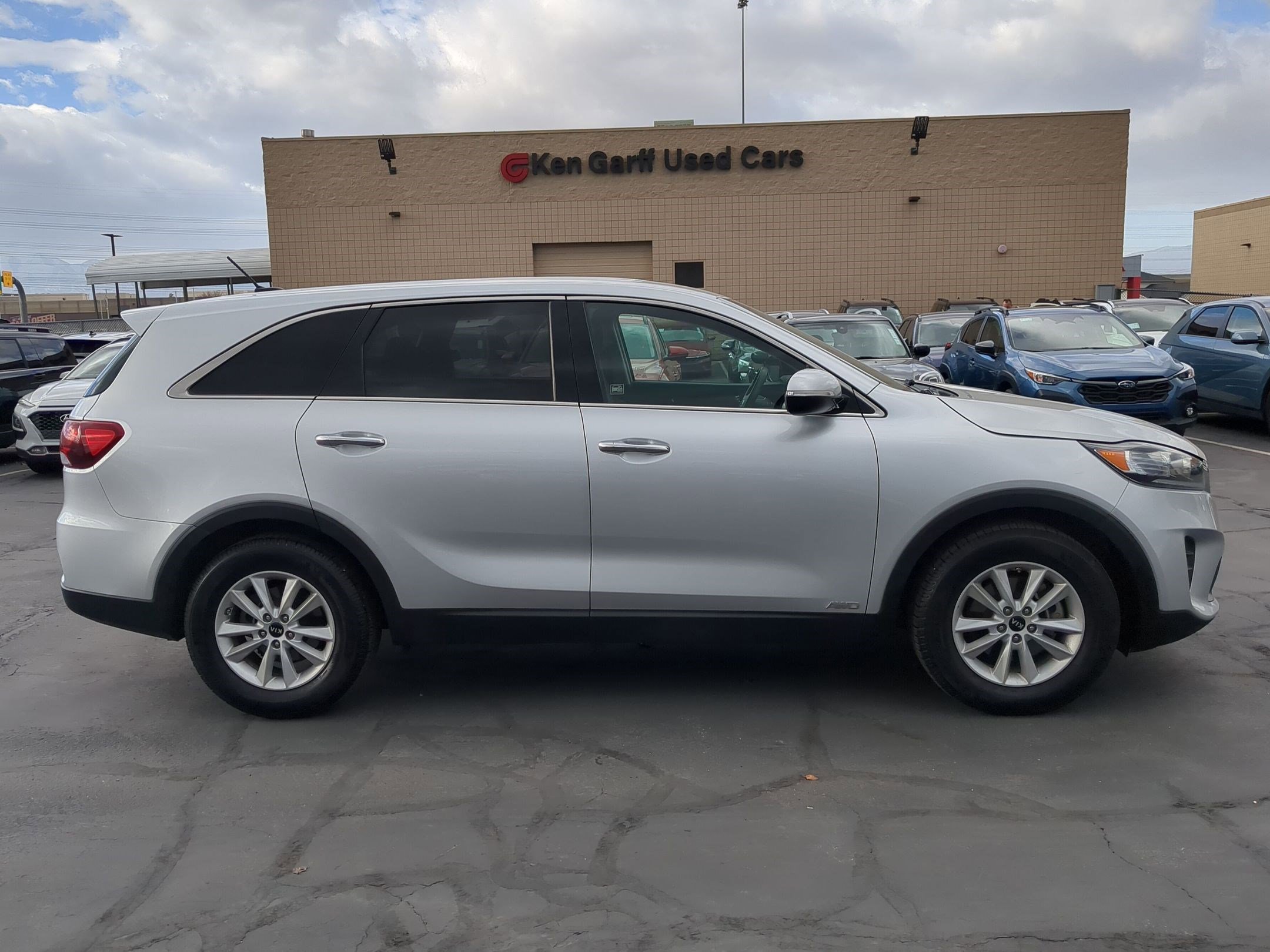 Used 2019 Kia Sorento LX V6 image 2