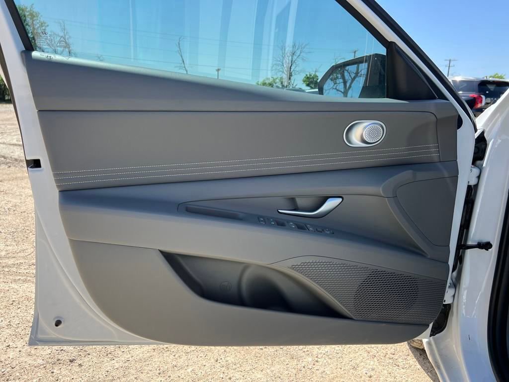 Used 2025 Hyundai Elantra Sport image 12