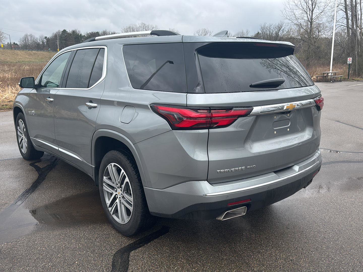 Used 2023 Chevrolet Traverse High Country image 3