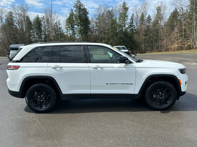 Used 2025 Jeep Grand Cherokee Altitude AWD/4WD image 6