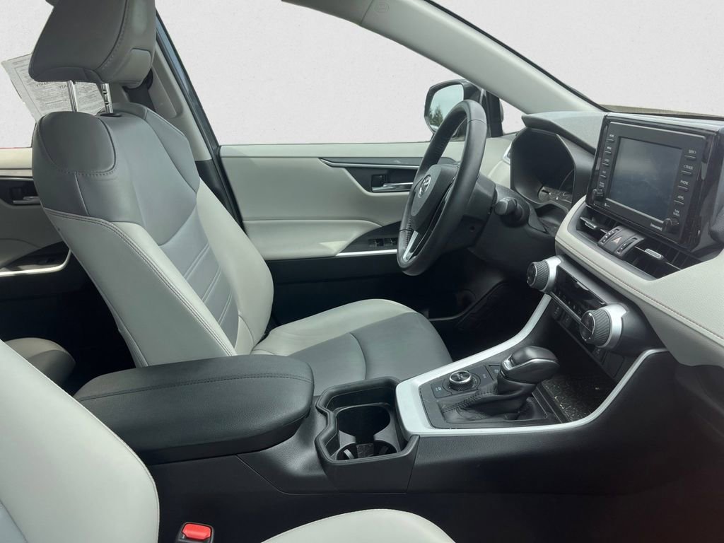 Used 2021 Toyota RAV4 XLE Premium image 14
