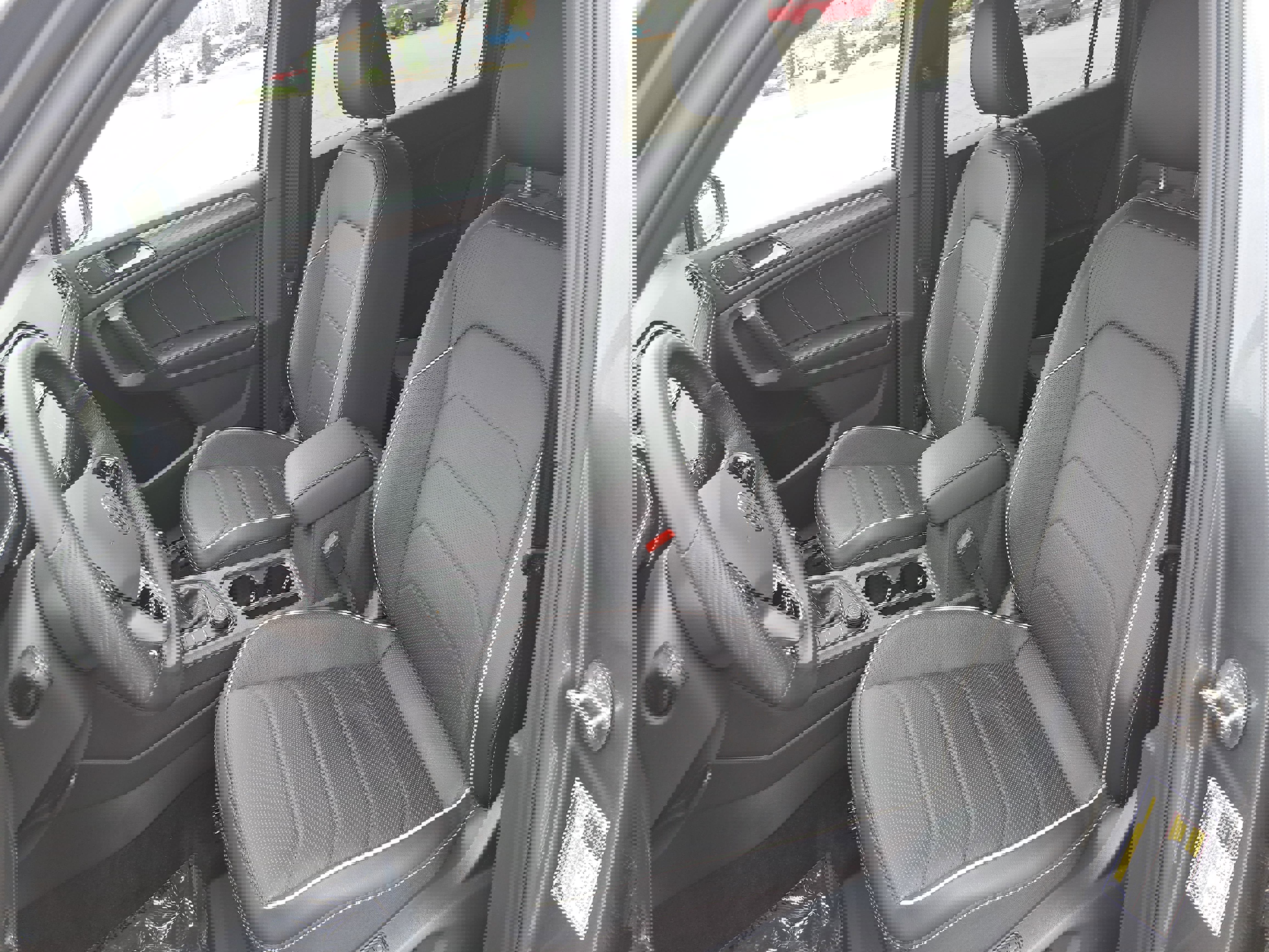 Certified 2024 Volkswagen Tiguan SEL R-Line image 15