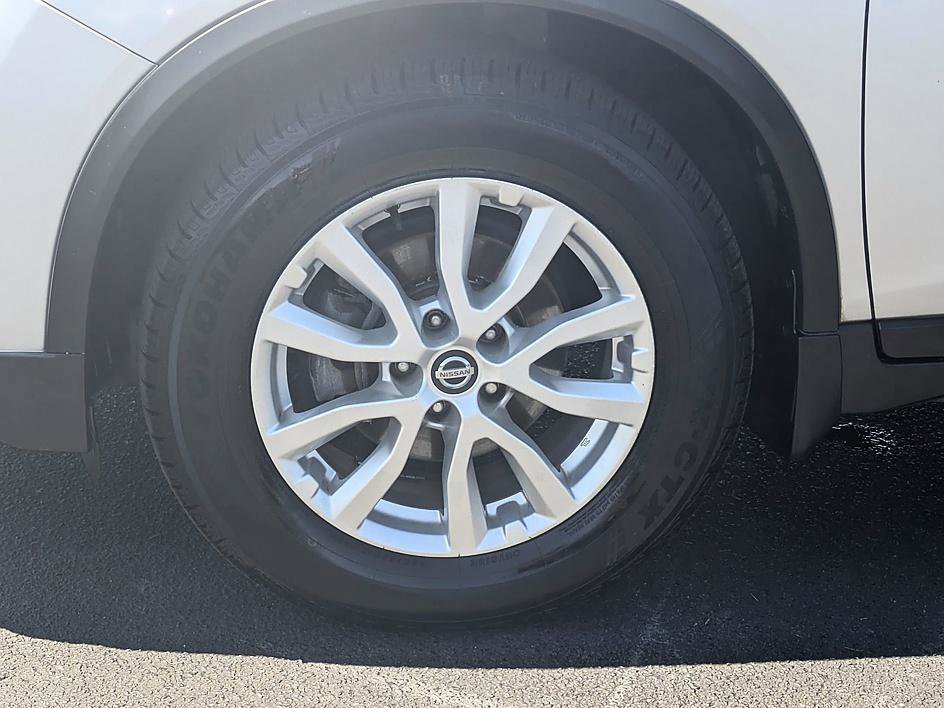 Used 2017 Nissan Rogue SV w/ SV Premium Package FWD image 10