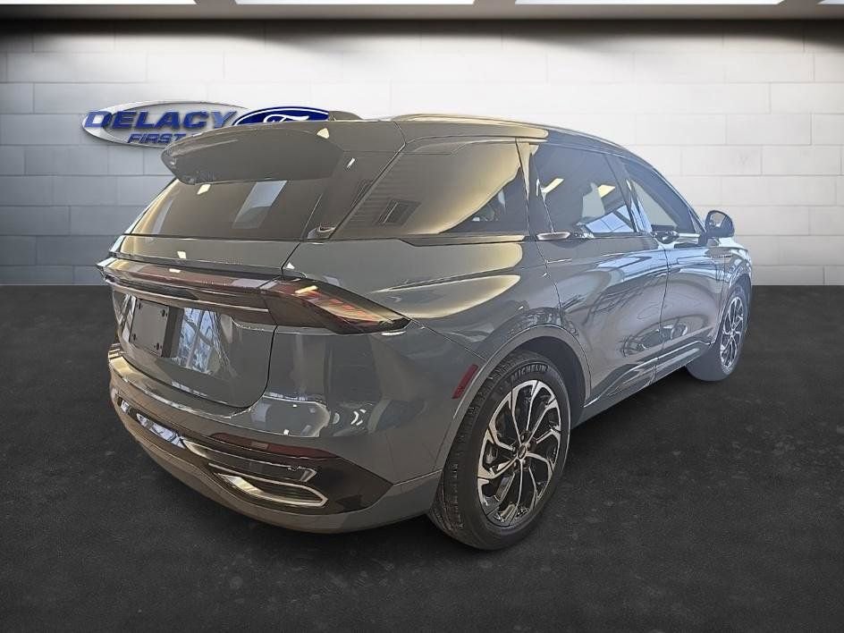 Used 2025 Lincoln Nautilus Reserve image 5