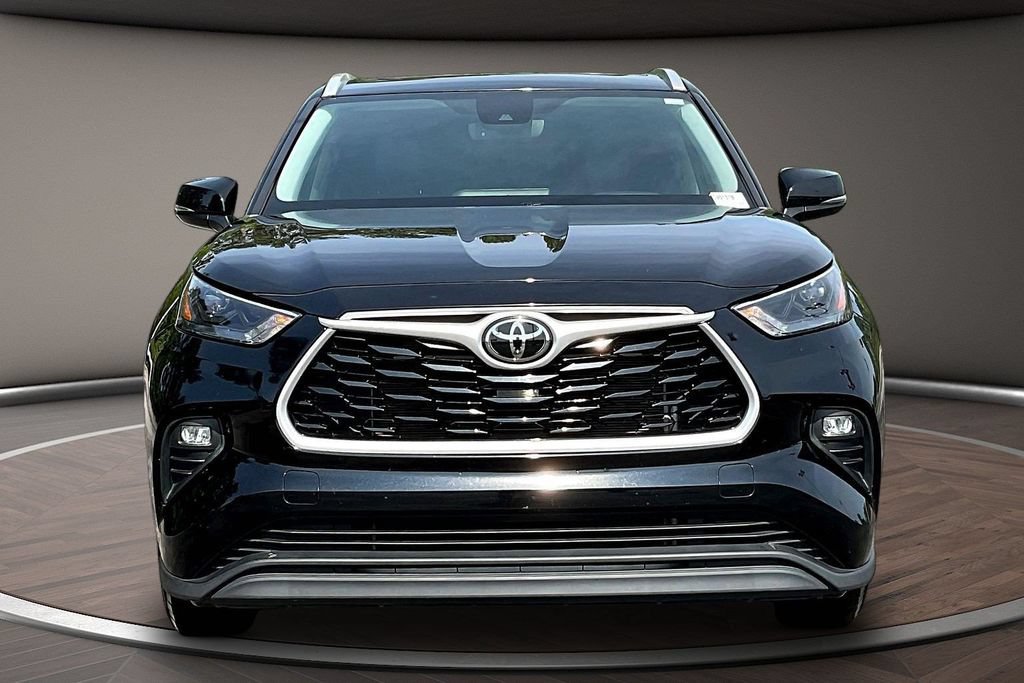 Used 2022 Toyota Highlander XLE FWD image 2