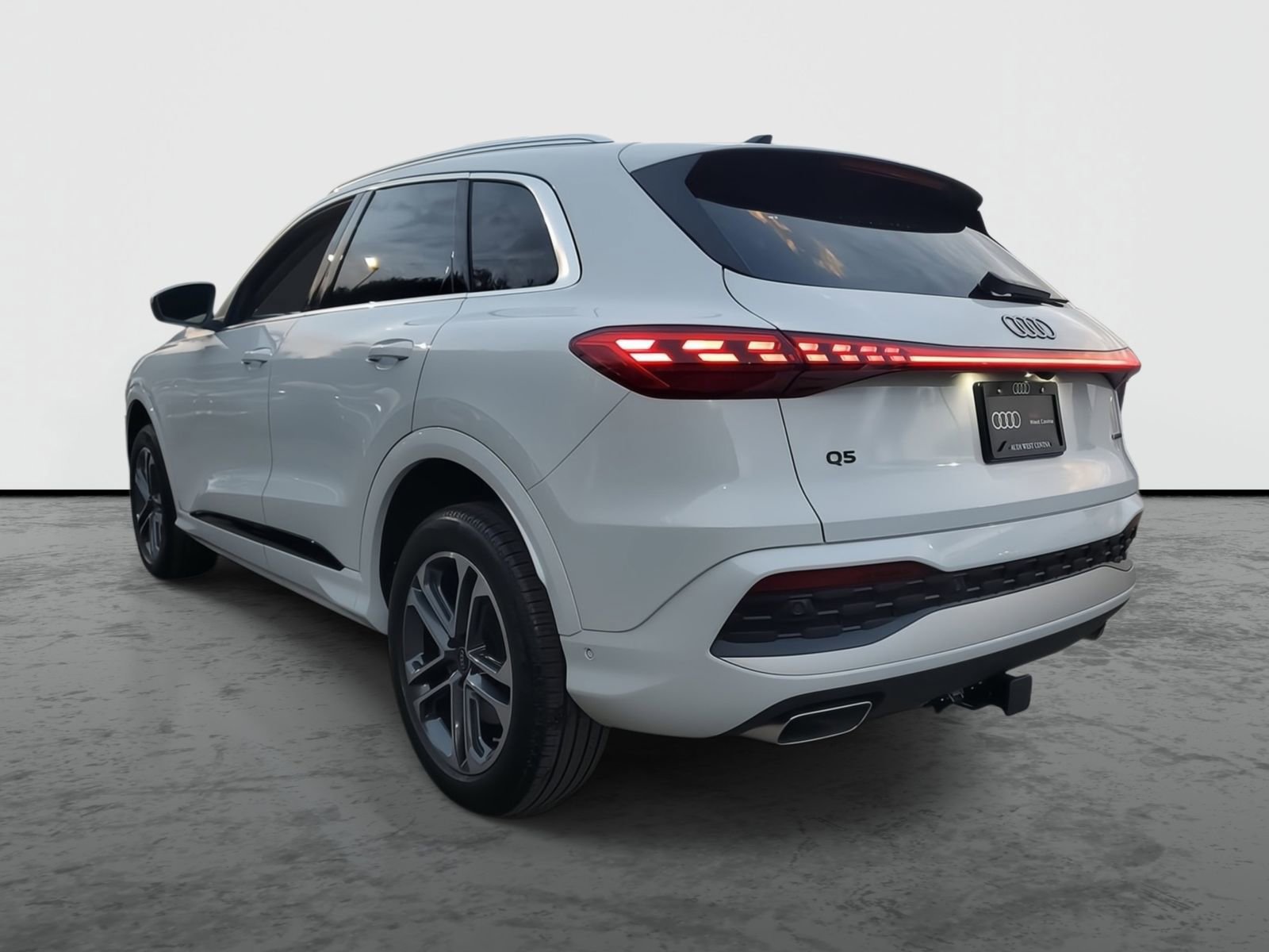 Used 2025 Audi Q5 Premium w/ Convenience Package image 3