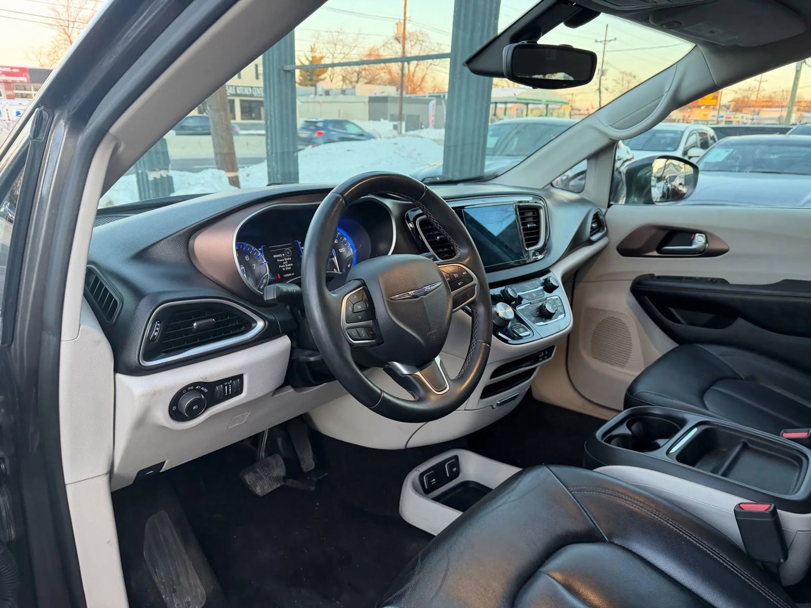 Used 2017 Chrysler Pacifica Touring-L image 12