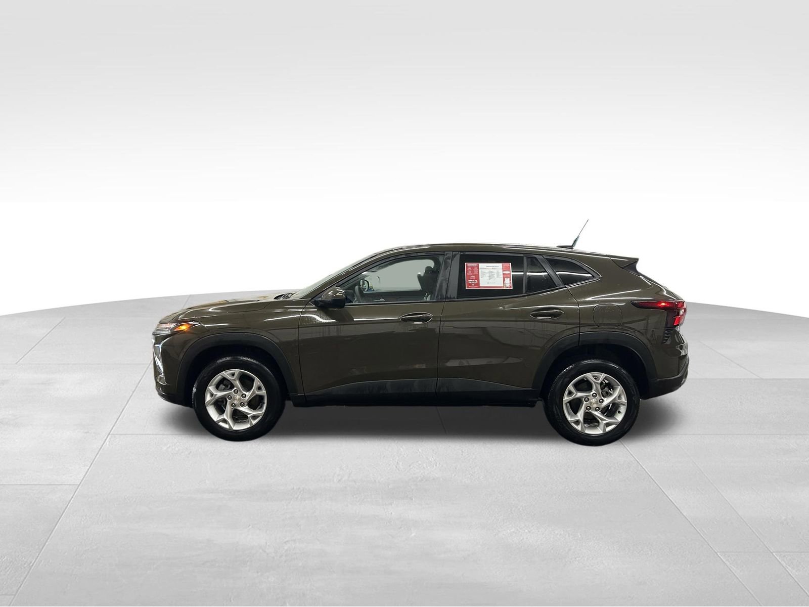 Used 2024 Chevrolet Trax LS w/ LS Convenience Package image 2