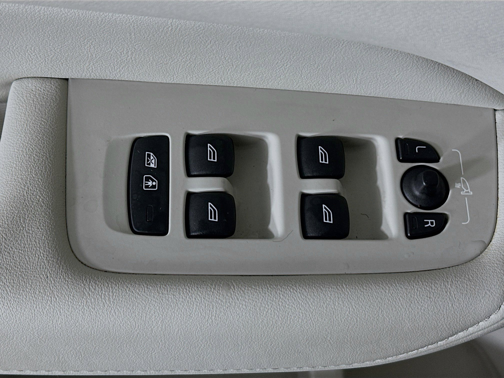 Used 2023 Volvo XC60 B5 Plus w/ Protection Package Premier image 14