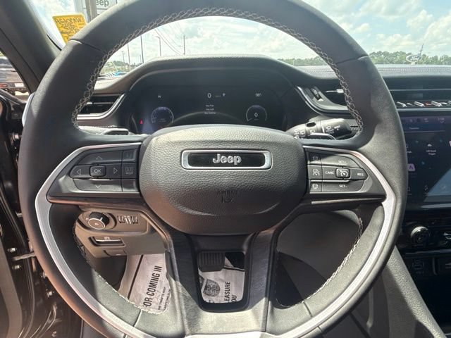 Used 2025 Jeep Grand Cherokee L Limited w/ Black Appearance Package AWD/4WD image 18