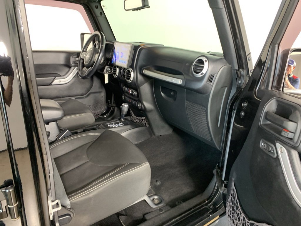 Used 2016 Jeep Wrangler Unlimited Sahara w/ Connectivity Group image 36