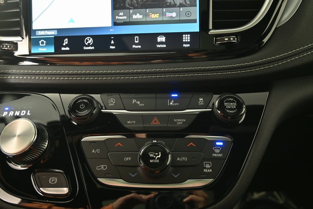 New 2026 Chrysler Pacifica Limited image 31