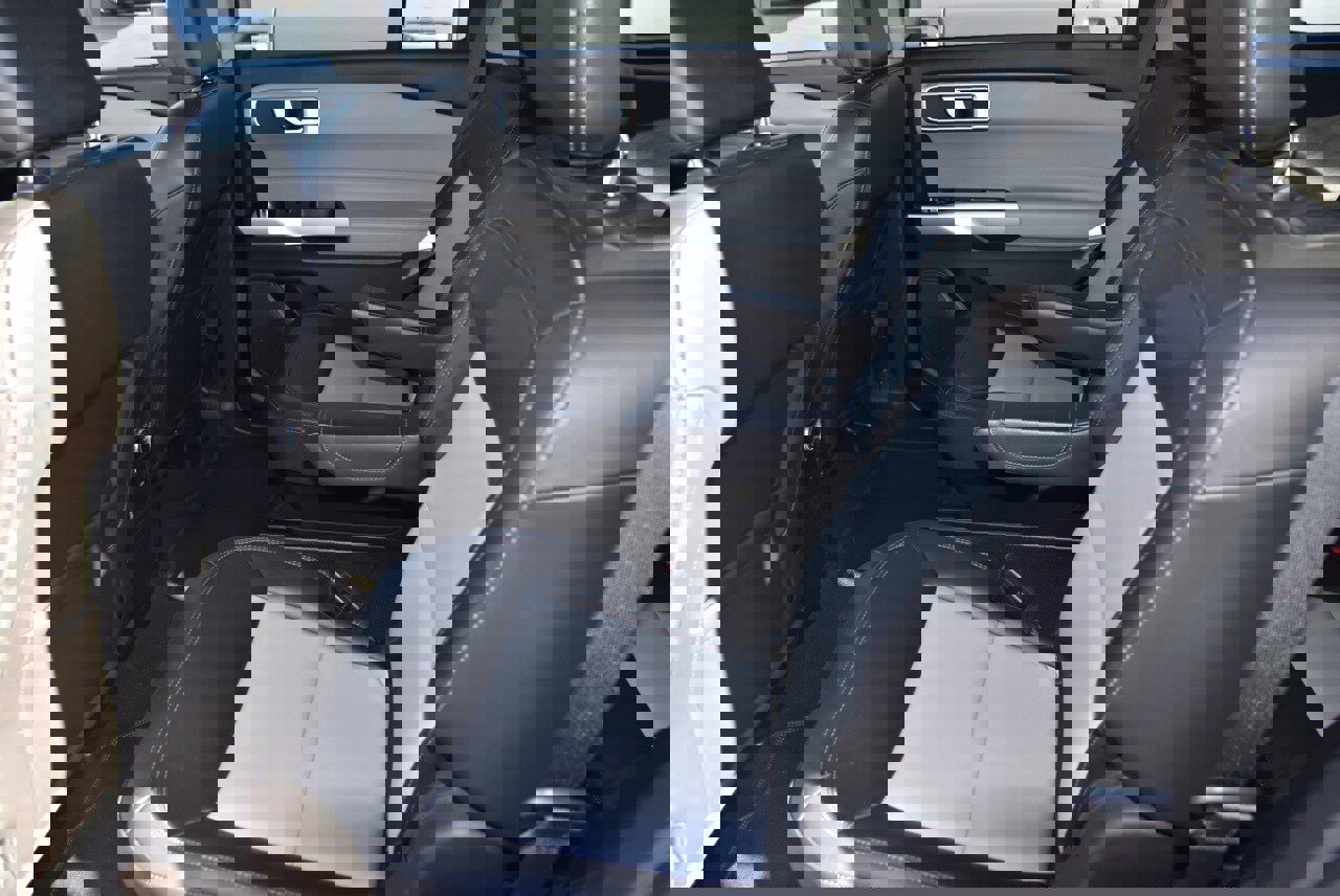 Used 2022 Ford Explorer XLT w/ Equipment Group 202A image 10