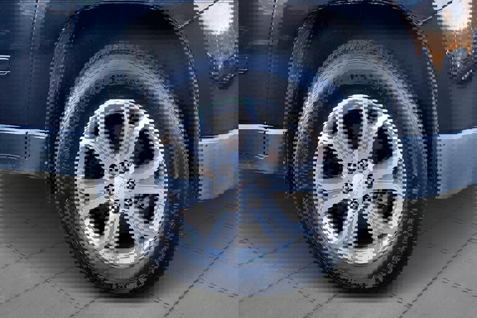 Used 2015 GMC Acadia SLT image 11