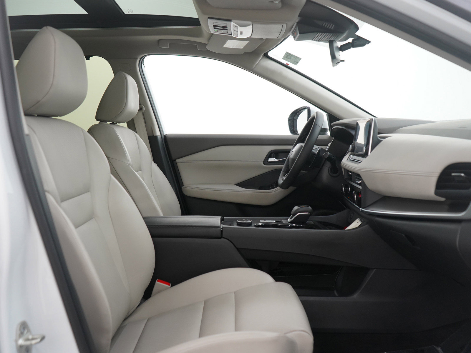 Used 2025 Nissan Rogue SV w/ SV Premium Package image 11