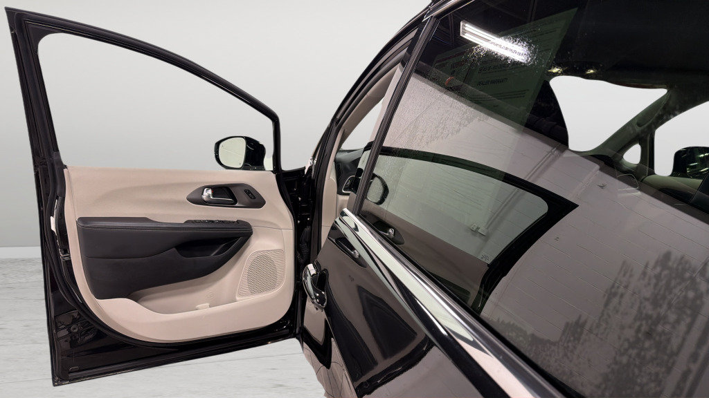 Used 2024 Chrysler Pacifica Touring-L FWD image 14