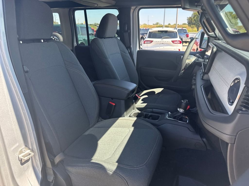 Used 2024 Jeep Wrangler Sahara w/ Technology Group image 11