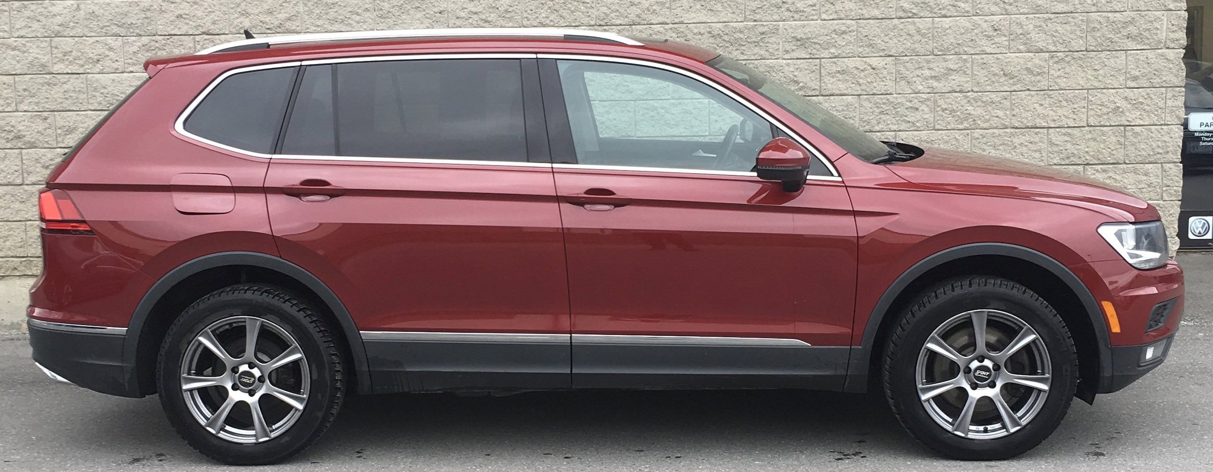 Used 2020 Volkswagen Tiguan SEL AWD/4WD image 3