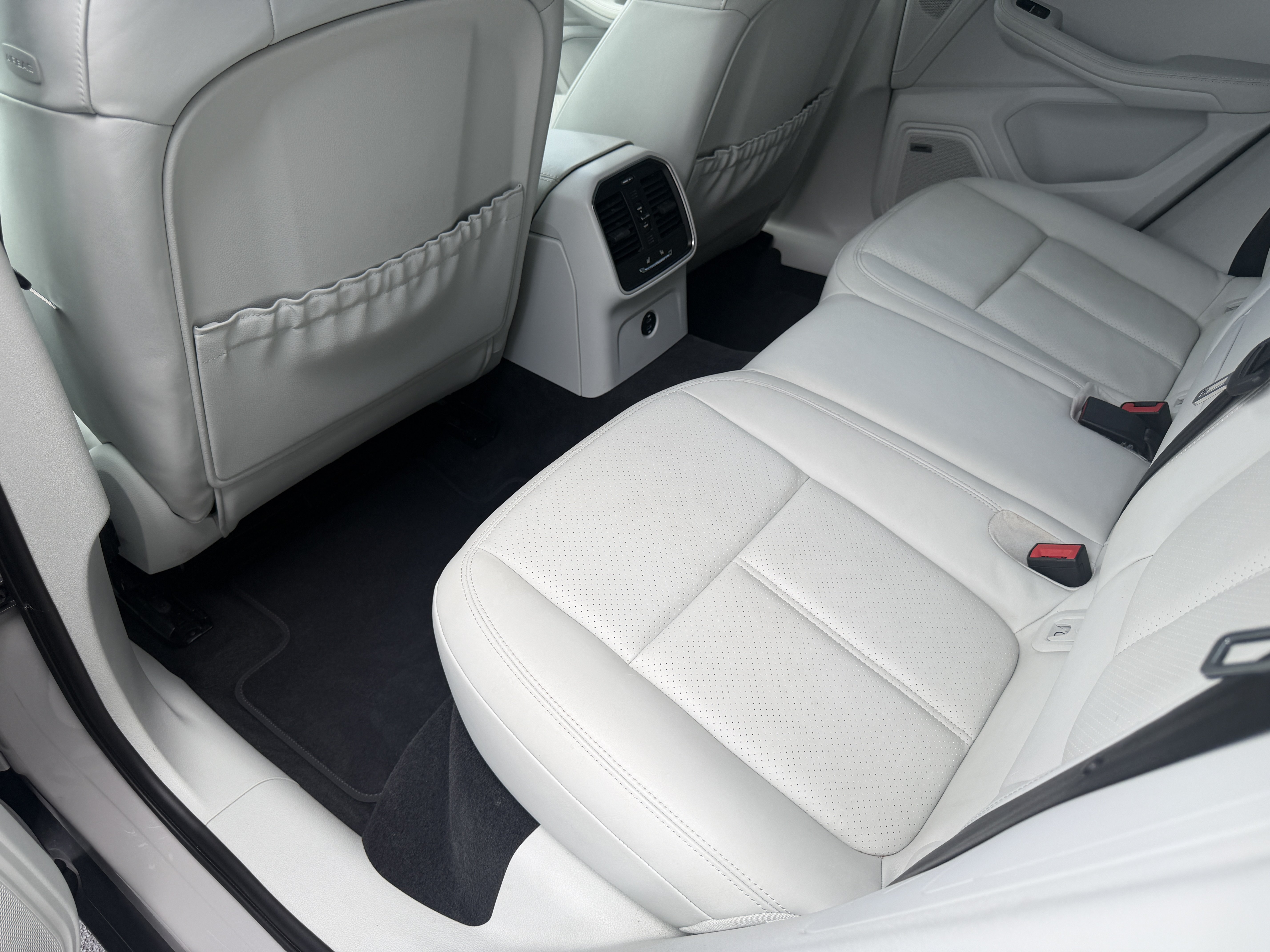 Certified 2024 Porsche Macan AWD/4WD image 17