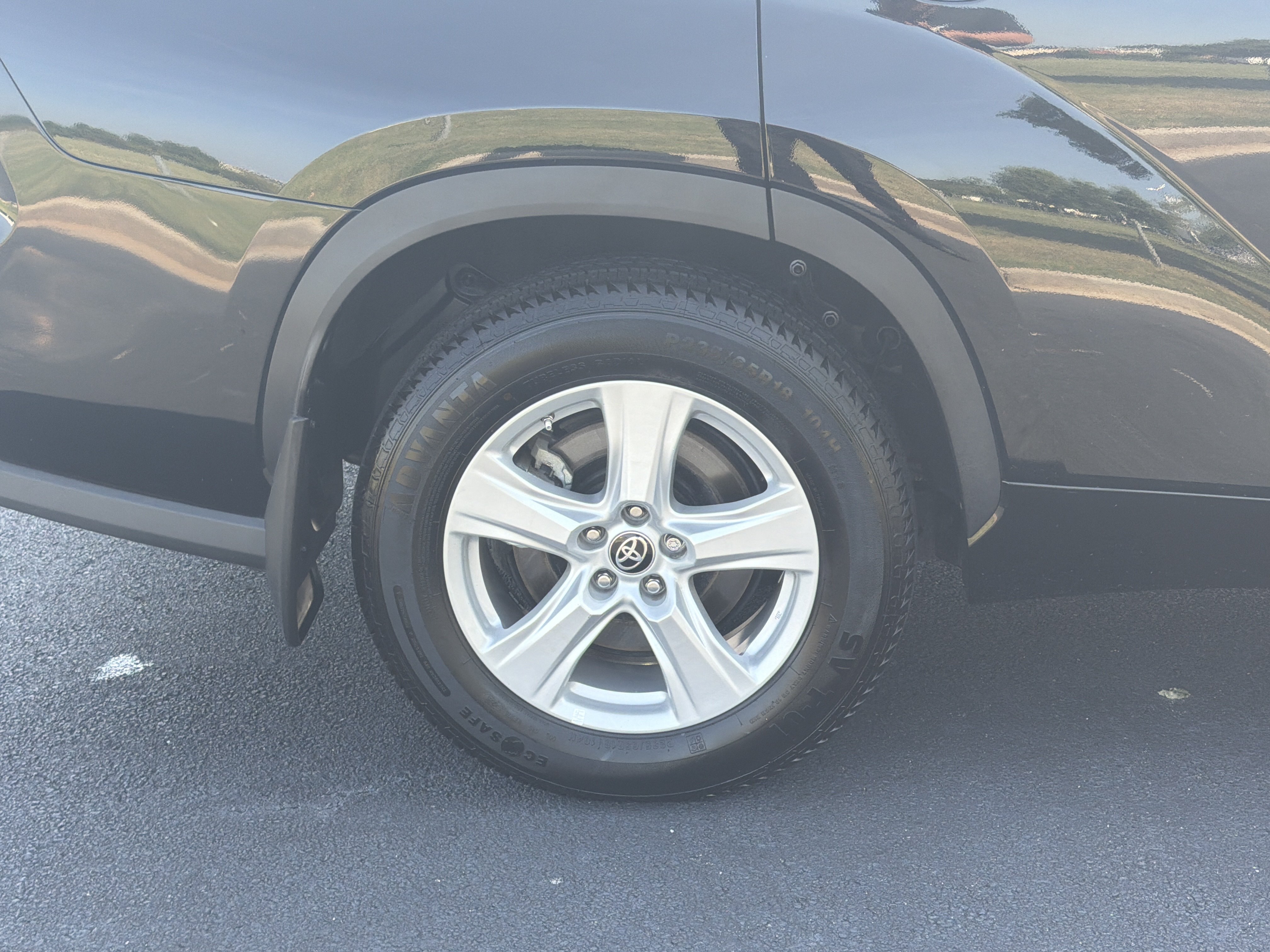 Used 2023 Toyota Highlander LE FWD image 34