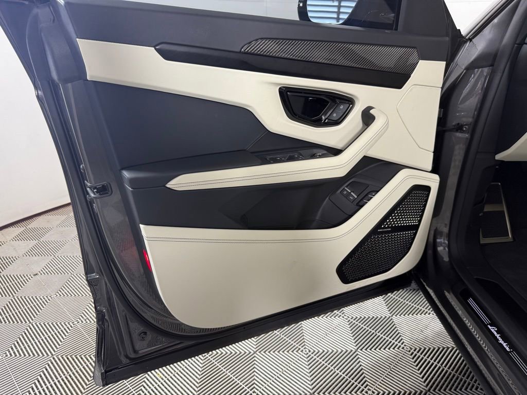 Used 2025 Lamborghini Urus SE image 19