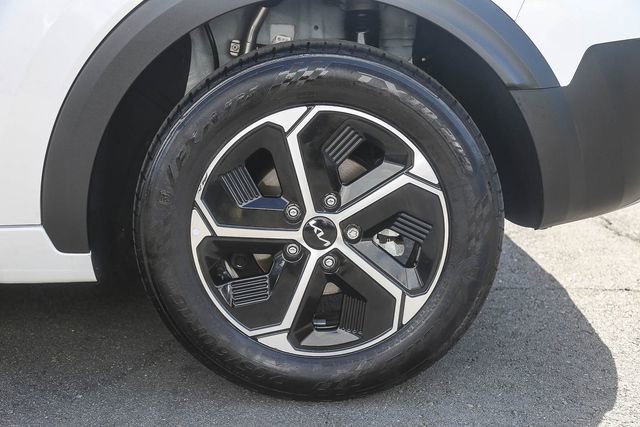 Certified 2025 Kia Niro EX FWD image 12