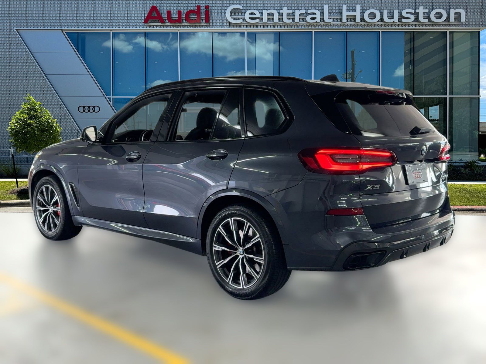 Used 2021 BMW X5 xDrive40i w/ M Sport Package image 3