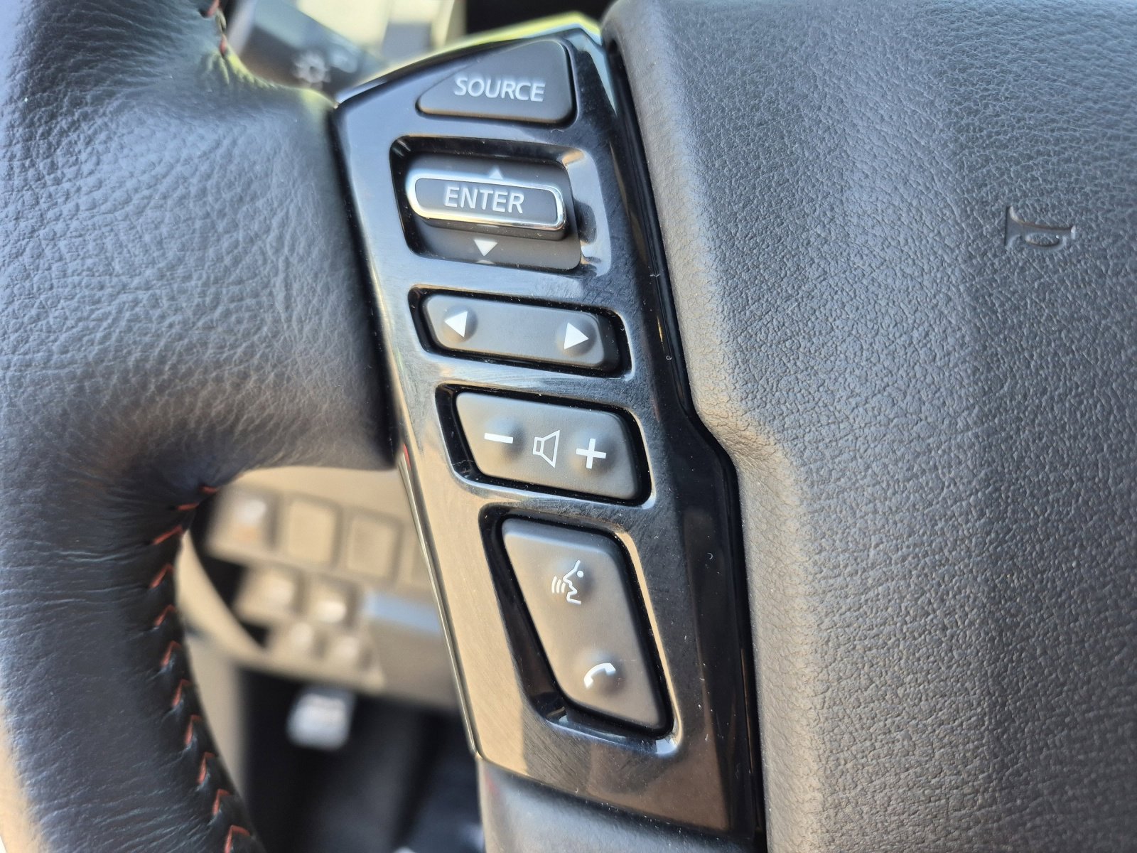 Used 2025 Nissan Frontier PRO-4X AWD/4WD image 26