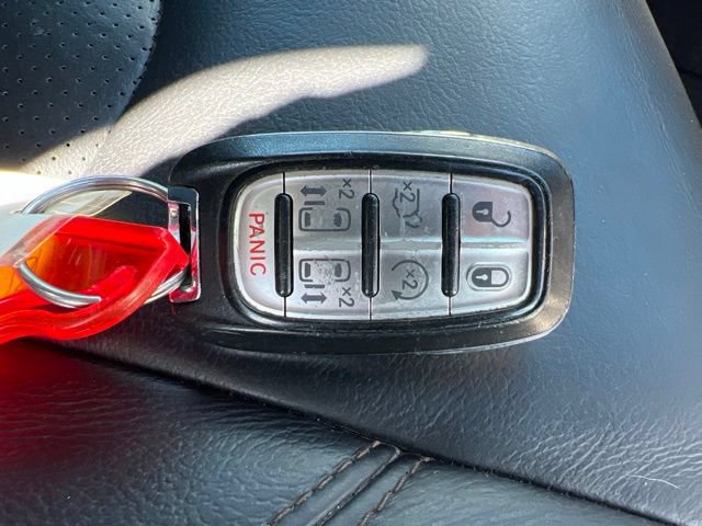 Used 2018 Chrysler Pacifica Touring-L FWD image 37