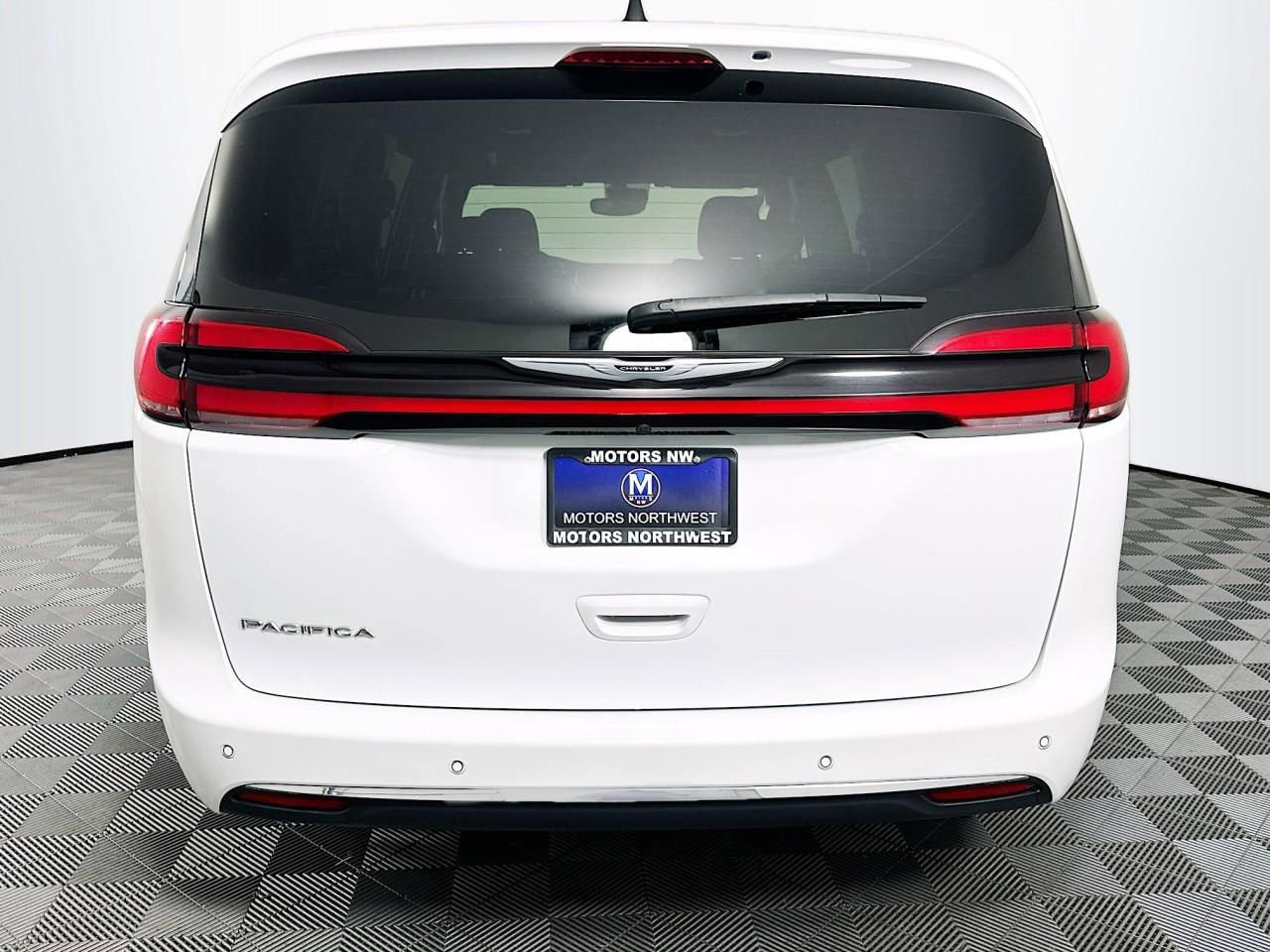 Used 2023 Chrysler Pacifica Touring image 19